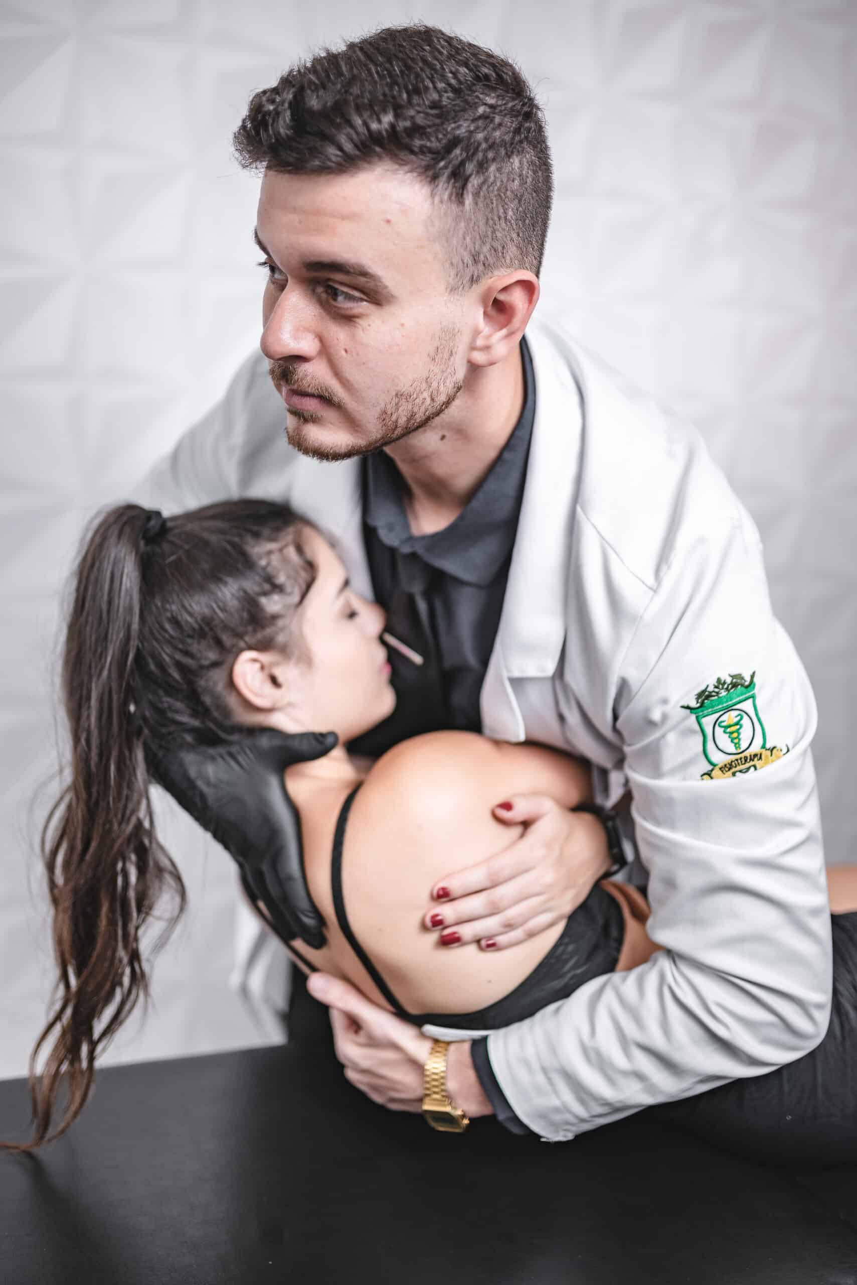 Técnica manual em atendimento de osteopatia na FisioFix